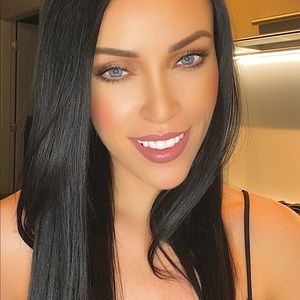 Meet your Posher, Lara